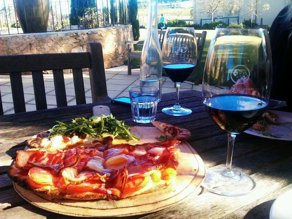 two-hands-winery-pizza
